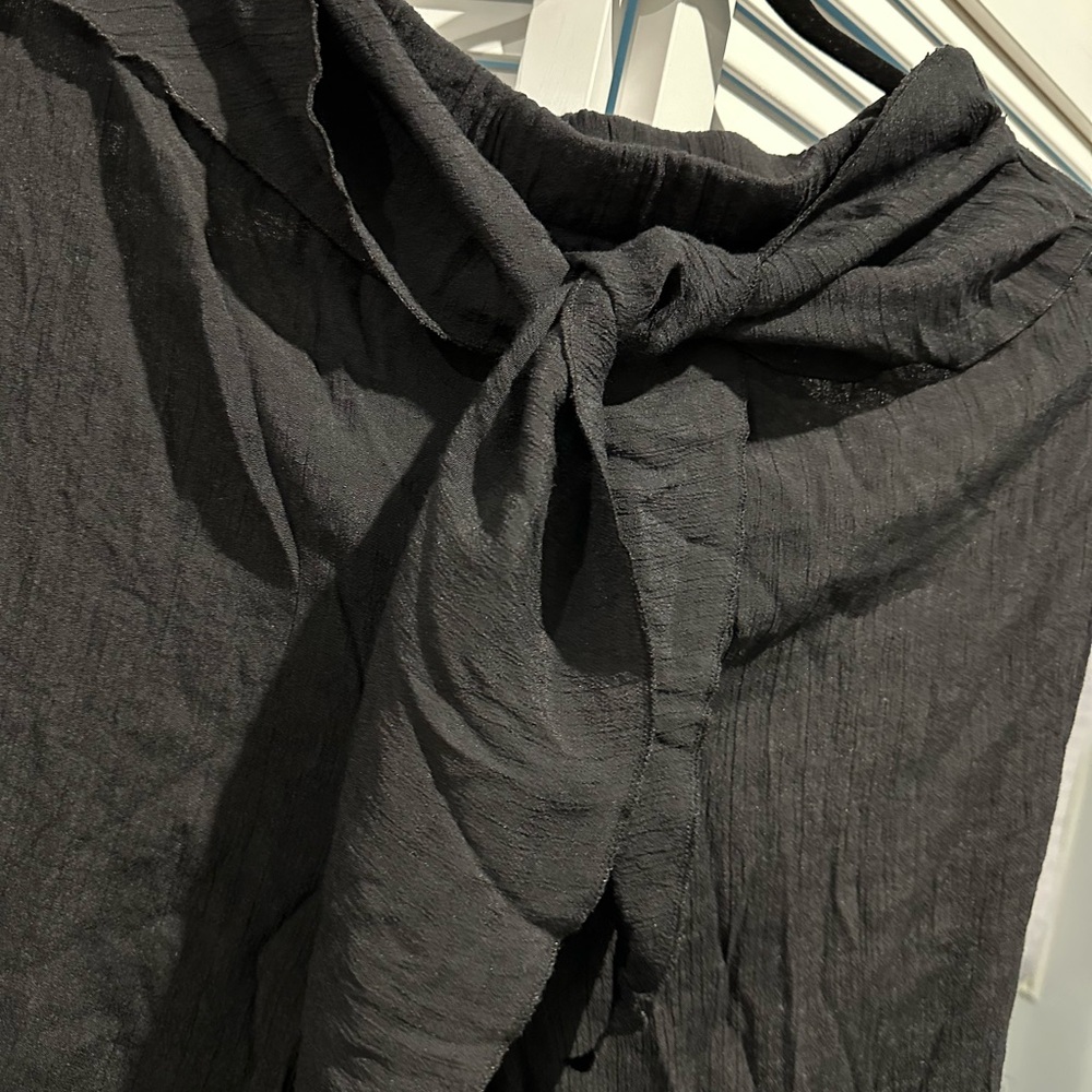 Black flowey pants with tie at the front.